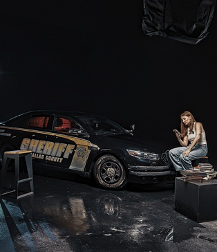 Студія з заїздом для авто Київ | Оренда чорної студії  для авто | Автомобільна фотостудія | Studio for car photography Kyiv | Локація для відеозйомки авто | Павільйон для зйомки авто