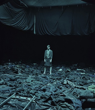 Ілля-Михайлусь-оператор-Найбільший-знімальний-павільйон-Київ-Степлер-в-чорній-студії-для-Харфанга