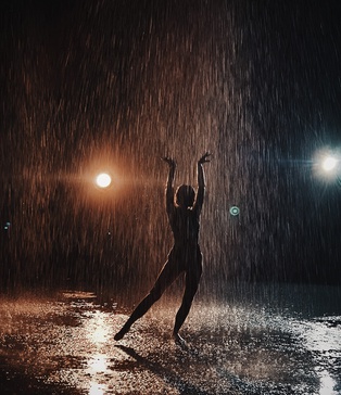 студія для кліпів з дощем | павільйон для танцювальних проєктів з дощем | студія для відео зьйомок | студія з водою та вогнем | павільйон для мокрих сцен Київ | студія для зйомки з контрольованим вогнем