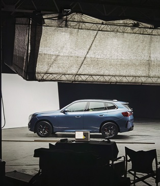 Large-Scale-6x12m-Softbox-Setup-for-Car-автомобільна-студія-AWT-Bavaria-X3-M340i-iX2-оренда