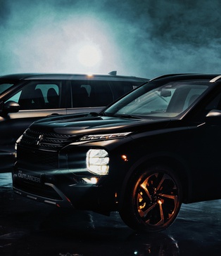 Mitsubishi Outlander у павільйоні для комерційної зйомки