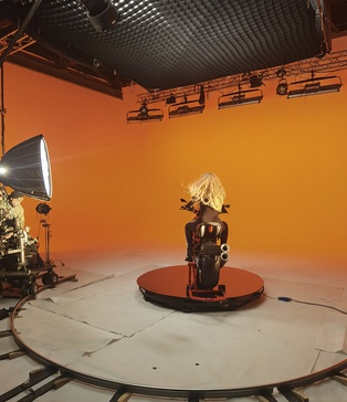 Зйомка мотоцикла Ducati Diavel на поворотній платформі в павільйоні STAGE 3 Darkness