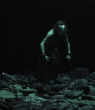 Оренда-студії-для-музичного-відео-Україна-дим-в-закритій-кімнаті-зйомка-кліпа-в-білій-кімнаті