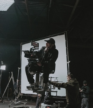 Польотна сцена на тросах — harness‑система, overhead softbox, оператор на треку, павільйон для кінозйомки