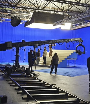 Зйомка з групою акторів у лінії — Blue Screen павільйон, камера Dolly, SP Studio Київ