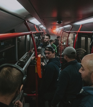 Автобус, зупинка та штучний дощ — ключова сцена реклами COOSH