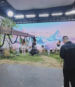 масштабні зйомки кліпів | Зйомка на білій циклорамі