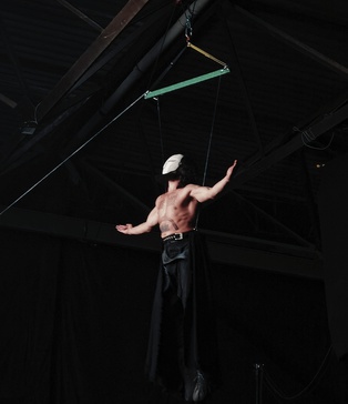 Професійне-освітлення-для-зйомки-реклами-Оренда-павільйону-для-зйомок