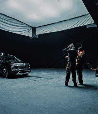Mitsubishi Outlander PHEV 2023 — авто‑зйомка у чорному павільйоні Stage 3 SP Studio