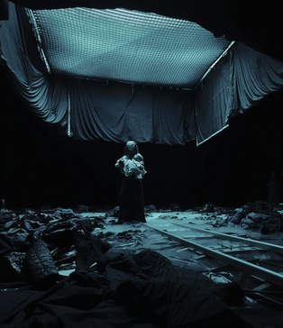 Важкий-дим-для-зйомок-Київ-Зйомка-кліпу-Харфанг-Степлер-в-чорній-студії-оренда-чорної-циклорами-Київ