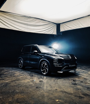Mitsubishi Outlander у чорній нескінченності павільйону SP Studio