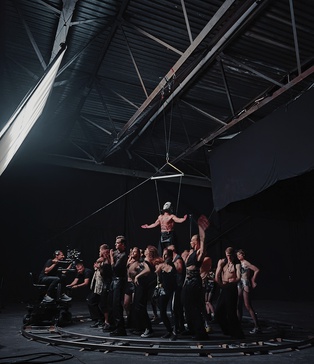 Зйомка-під-дощем-у-студії-з-підігрівом-води-зйомка-масштабного-кліпу-в-Києві-чорна-студія-оренда-Київ