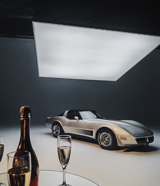 Професійний павільйон для зйомок з встановленою системою верхнього світла