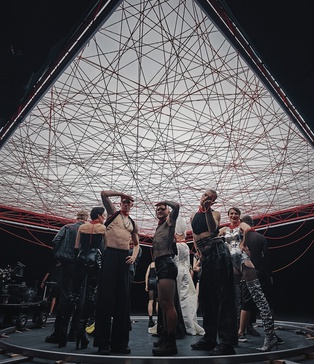 Локація-з-можливістю-заїзду-габаритного-транспорту-Харфанг-зйомка-в-чорній-студії-Вишневе