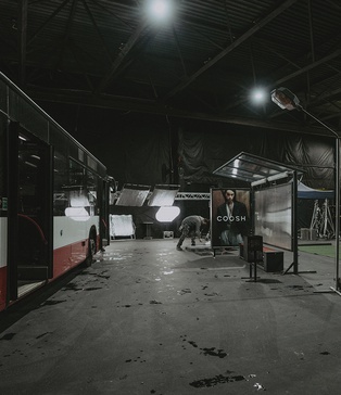 Штучний дощ створює атмосферу осені для рекламного ролика COOSH