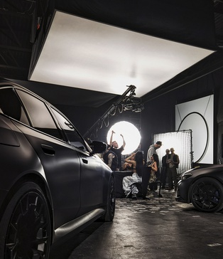 Процес відеопродакшну в павільйоні Києва з професійним верхнім світлом