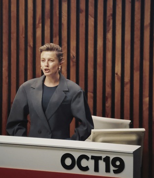 KOLA на зйомках кліпу Salut Papa: робота в декораціях від SP Studio