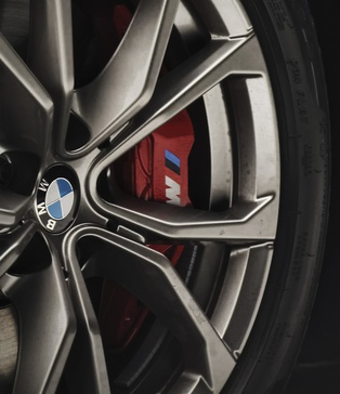 BMW-M340i-фотографія-супорта-татанові-диски-фото