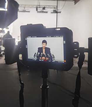 Режиссер Соня Плакидюк на съемках в SP Studio: контроль кадра и светового сценария