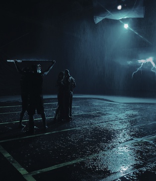 зйомка зі штучним дощем Київ | контрольований дощ у павільйоні | павільйон зі штучним дощем оренда | студія для кліпів з дощем | штучний дощ для реклами Київ