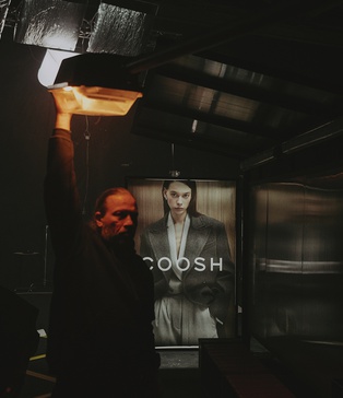 Актори на автобусній зупинці під штучним дощем у павільйоні