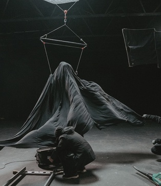 Продакшн‑бекстейдж з кастомними декораціями — павільйон для арт‑зйомок, Arri, DMX‑система