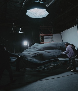 Зйомка предметного реквізиту — павільйон SP Studio, прозорі дисплеї, студійне світло, команда в кадрі