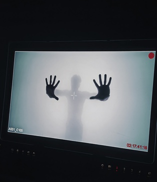 TORNADO-SFX-спецефекти-для-кліпів-Зйомка-кліпу-в-чорному-павільйоні-Київ-оренда