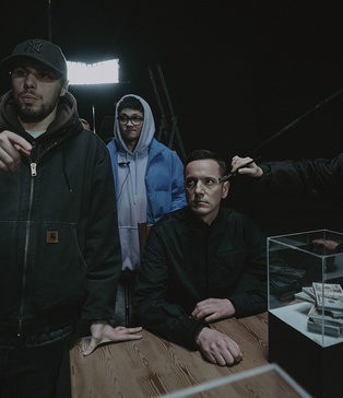 Ексклюзивна декорація стіл 4 метри від MATERIA у павільйоні STAGE 3 Darkness для зйомки COVER