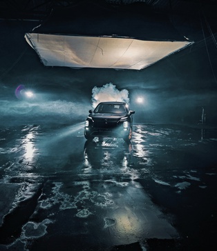 Mitsubishi Outlander у павільйоні з контрольованим світлом