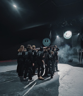 Система-штучного-дощу-для-зйомок-Зйомка-кліпу-Харфанг-Степлер-зйомка-з-водою-оренда-знімального-павільйону-Київ