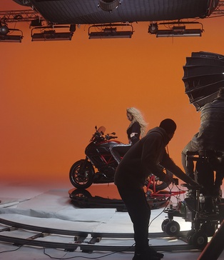 Синхронізація руху камери та поворотної платформи: технічні фішки SP Studio