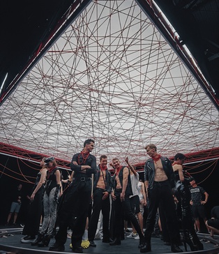 Аноморфотна-оптика-зйомка-кліпу-Як-знімали-кліп-Харфанг-Степлер-в-чорній-студії