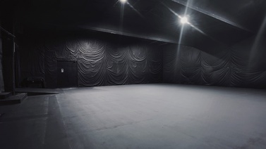 оренда чорного павільйону Київ | павільйон для fashion-зйомок | павільйон для кліпів Київ | павільйон зі штучним дощем | павільйон для автомобільних зйомок | локація для зйомок авто |