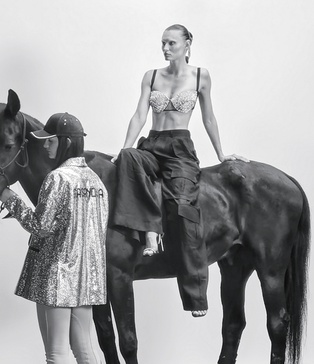 GASANOVA | NYFW 2022 | зйомки з тваринами оренда ціна | Оренда чорного павільйону | Зйомка з конем фотостудія |