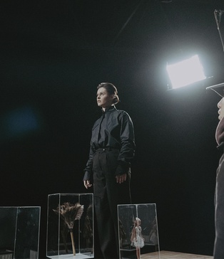 Актори на маркерах SHOT — студійне світло Arri, павільйон для відеопродакшну, DMX‑контроль