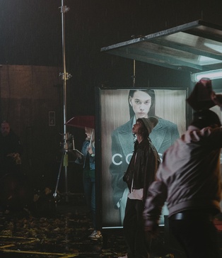 Команда стилістів готує образи для рекламної кампанії COOSH