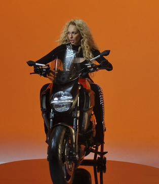 Зйомка мотоцикла Ducati Diavel на поворотній платформі в павільйоні STAGE 3 Darkness