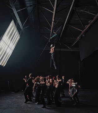 Зйомка-кліпів-з-великою-кількістю-акторів-зйомки-кліпу-зйомка-кліпа-в-студії-Київ-біла-студія