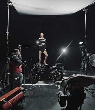 оренда чорного павільйону Київ | павільйон для fashion-зйомок | павільйон для кліпів Київ | павільйон зі штучним дощем | павільйон для автомобільних зйомок | локація для зйомок авто |