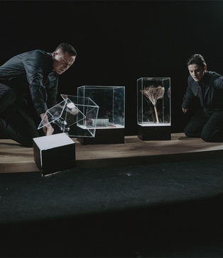 Актори на великому столі — студійне світло Arri, павільйон Stage 3 DARKNESS SP Studio