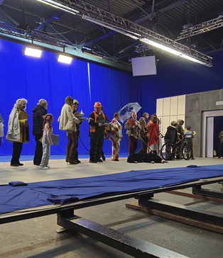 Група акторів біля ліфтових дверей — Blue Screen павільйон, камера на Dolly Track, SP Studio