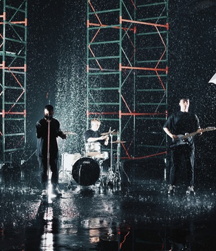 зйомка зі штучним дощем Київ | контрольований дощ у павільйоні | павільйон зі штучним дощем оренда | студія для кліпів з дощем | штучний дощ для реклами Ки