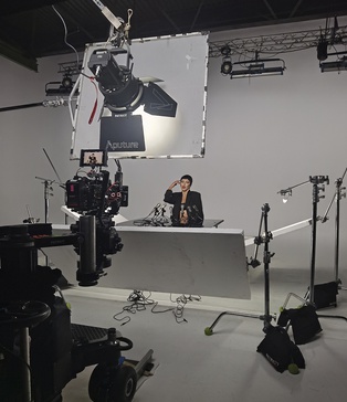 Елементи декорацій художника SVIRIDOV: сюрреалізм та іронія в оформленні кліпу