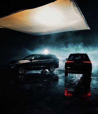 Mitsubishi Outlander — авто‑зйомка у студії з мокрою підлогою
