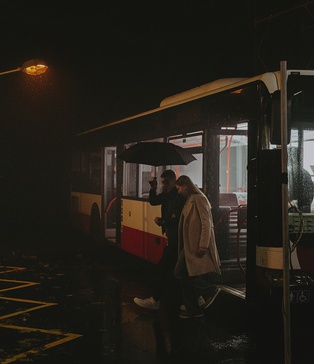 Оператор Vlad Penkov налаштовує камеру для осіннього кадру