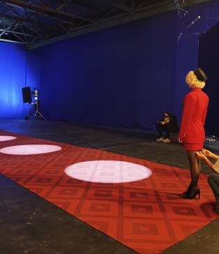 Сцена з червоним килимом — студійне світло Fresnel, Blue Screen павільйон Київ, SP Studio