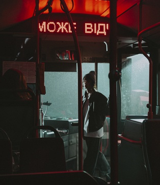 Backstage — адміністратори та продюсери координують процес у павільйоні