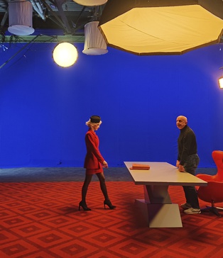 Зйомка на платформі з червоним костюмом — камера SUPER 55, Blue Screen павільйон SP Studio