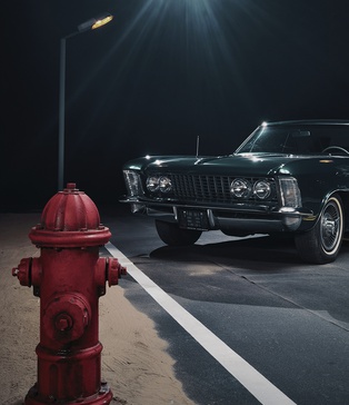 Зйомка авто в павільйоні: ретро автомобіль на збудованій локації шосе